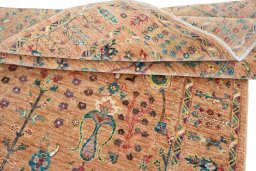 Surface texture of New Farahan rug with natural Wool and intricate pattern