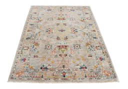 Surface texture of New Farahan rug with natural Wool and intricate pattern