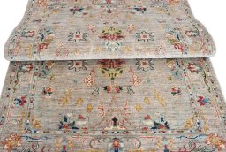 Surface texture of New Farahan rug with natural Wool and intricate pattern