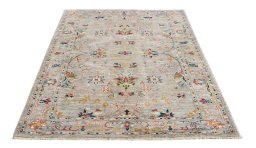 Surface texture of New Farahan rug with natural Wool and intricate pattern