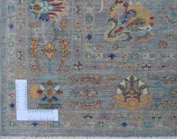 Corner detail of New Farahan rug showing border pattern and Wool pile