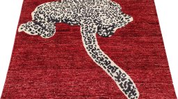 Surface texture of New Farahan rug with natural Wool and intricate pattern