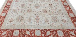 Surface texture of New Farahan rug with natural Wool and intricate pattern