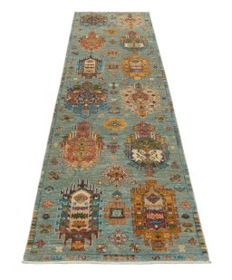 Surface texture of New Farahan rug with natural Wool and intricate pattern