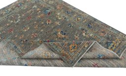 Central medallion detail of New Farahan rug from Pakistan