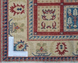 Corner detail of New Farahan rug showing border pattern and Wool pile