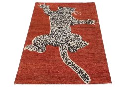 Corner detail of New Farahan rug showing border pattern and Wool pile