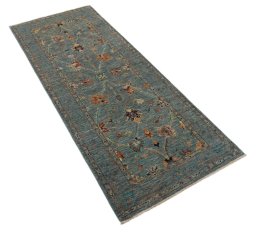 Corner detail of New Farahan rug showing border pattern and Wool pile