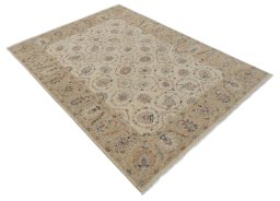 Corner detail of New Farahan rug showing border pattern and Wool pile