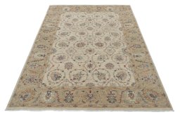 Surface texture of New Farahan rug with natural Wool and intricate pattern