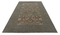 Surface texture of New Farahan rug with natural Wool and intricate pattern