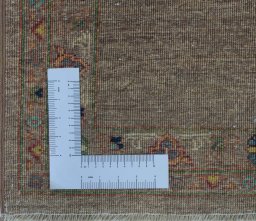 Corner detail of New Farahan rug showing border pattern and Wool pile