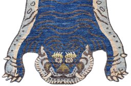 Surface texture of New Farahan rug with natural Wool and intricate pattern