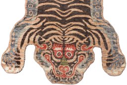 Surface texture of New Farahan rug with natural Wool and intricate pattern