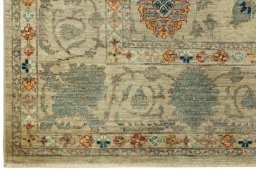 Corner detail of New Farahan rug showing border pattern and Wool pile