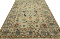Surface texture of New Farahan rug with natural Wool and intricate pattern
