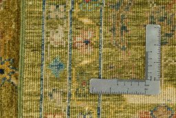 Surface texture of New Farahan rug with natural Wool and intricate pattern