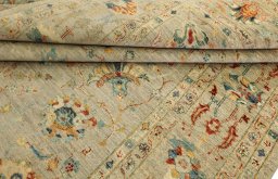 Corner detail of New Farahan rug showing border pattern and Wool pile