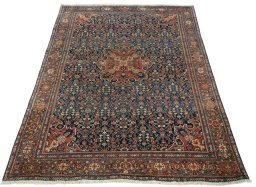 Surface texture of 1930s Farahan rug with natural Wool and intricate pattern