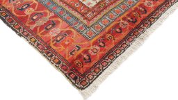 Surface texture of 1920s Farahan rug with natural Wool and intricate pattern