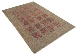 Corner detail of New Farahan rug showing border pattern and Wool pile