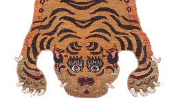 Surface texture of New Farahan rug with natural Wool and intricate pattern