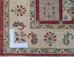 Corner detail of New Farahan rug showing border pattern and Wool pile