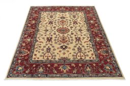 Surface texture of New Farahan rug with natural Wool and intricate pattern