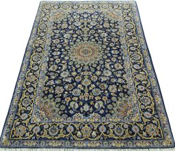 Surface texture of 2000s Kashan rug with natural Wool and intricate pattern