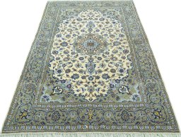 Surface texture of 2000s Kashan rug with natural Wool and intricate pattern