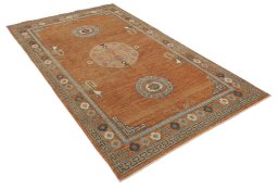 Corner detail of New Farahan rug showing border pattern and Wool pile