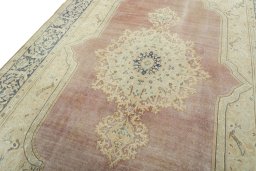 Backside of handmade 1950s Vintage rug showing knot structure and weave density