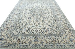 Surface texture of 2000s Kashan rug with natural Wool and intricate pattern