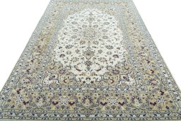 Surface texture of 2000s Kashan rug with natural Wool and intricate pattern