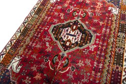 Backside of handmade 1970s Shiraz rug showing knot structure and weave density