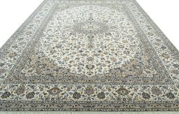 Surface texture of 2000s Kashan rug with natural Wool and intricate pattern