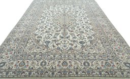 Surface texture of 2000s Kashan rug with natural Wool and intricate pattern
