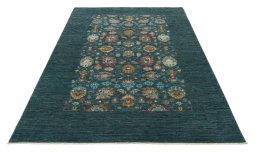 Surface texture of New Farahan rug with natural Wool and intricate pattern