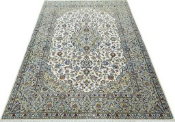 Surface texture of 2000s Kashan rug with natural Cork and intricate pattern