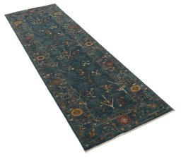Corner detail of New Farahan rug showing border pattern and Wool pile