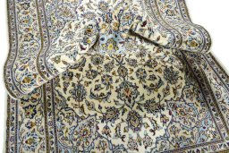 Surface texture of 2000s Kashan rug with natural Wool and intricate pattern