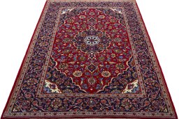 Surface texture of 2000s Kashan rug with natural Wool and intricate pattern