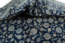 Surface texture of 2000s Kashan rug with natural Wool and intricate pattern