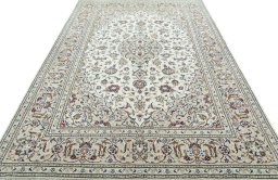 Surface texture of 2000s Kashan rug with natural Wool and intricate pattern
