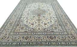 Surface texture of 2000s Kashan rug with natural Wool and intricate pattern