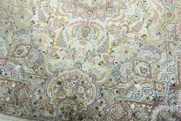 Close-up detail of New Tabriz 50/60/70 Raj rug from Iran / Persia showing Cork weave