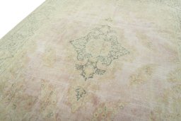 Backside of handmade 1950s Vintage rug showing knot structure and weave density