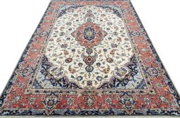 Surface texture of 2000s Kashan rug with natural Wool and intricate pattern