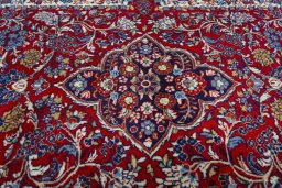 Central medallion detail of 2000s Jozan rug from Iran / Persia