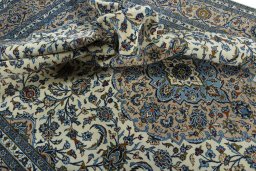 Surface texture of 2000s Kashan rug with natural Wool and intricate pattern